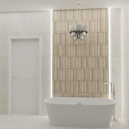 LA CASA STUDIO Iwona Wolska - Nowoczesna łazienka z wolnostojącą wanną, beżową ścianą z płytek, kryształowym żyrandolem i białymi płytkami. Minimalistyczny design, jasne oświetlenie.