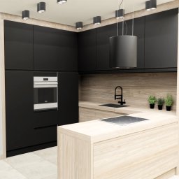 LA CASA STUDIO Iwona Wolska - Wizualizacja nowoczesnej kuchni: czarne, matowe szafki, drewniane blaty i wyspa. Minimalistyczny design z oświetleniem punktowym i roślinami doniczkowymi.