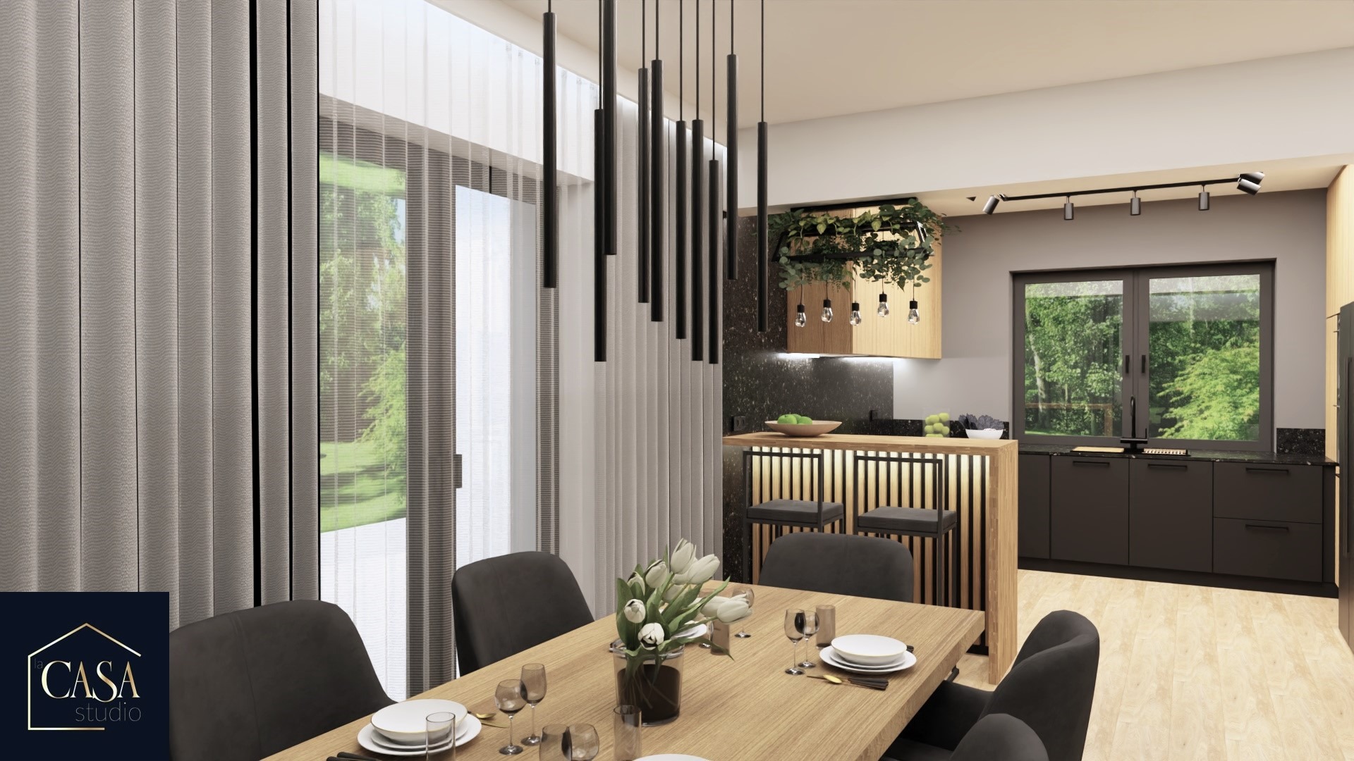 Nowoczesna jadalnia z drewnianym stołem, czarnymi krzesłami i lampami wiszącymi. Widok na kuchnię z zielonymi roślinami i oknem na ogród.