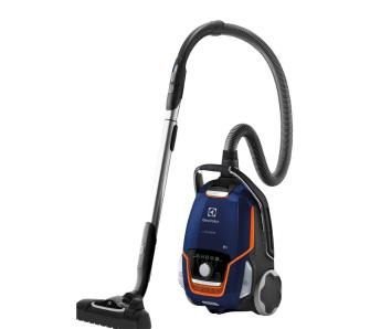 Niebiesko-pomarańczowy odkurzacz Electrolux z rurą i ssawką, widok z boku na białym tle.