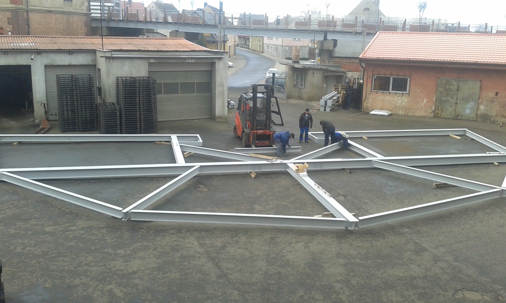 nietypowe konstrukcje - próbny montaż stropu miejsce przeznaczenia hotel Serby