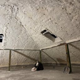 OPIANKOWANI - ocieplenia i izolacje natryskowe pianką PUR - Poddasze po ociepleniu pianką PUR: widoczne okna dachowe, drewniane podpory i resztki piany na podłodze. Izolacja natryskowa wykonana wewnątrz budynku.