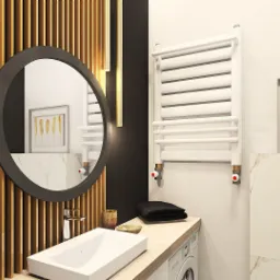 Nowoczesna łazienka z czarną ścianą, okrągłym lustrem z podświetleniem, drewnianymi akcentami, białymi elementami wyposażenia, w tym grzejnikiem drabinkowym i umywalką nablatową.