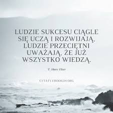 Inspirujący cytat T. Harv Ekera na tle rozburzonego morza: 'Ludzie sukcesu ciągle się uczą i rozwijają, ludzie przeciętni uważają, że już wszystko wiedzą.'