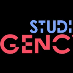 Logo agencji reklamowej: 'Studio Agency' w kolorach pastelowego błękitu i koralowej czerwieni na czarnym tle.