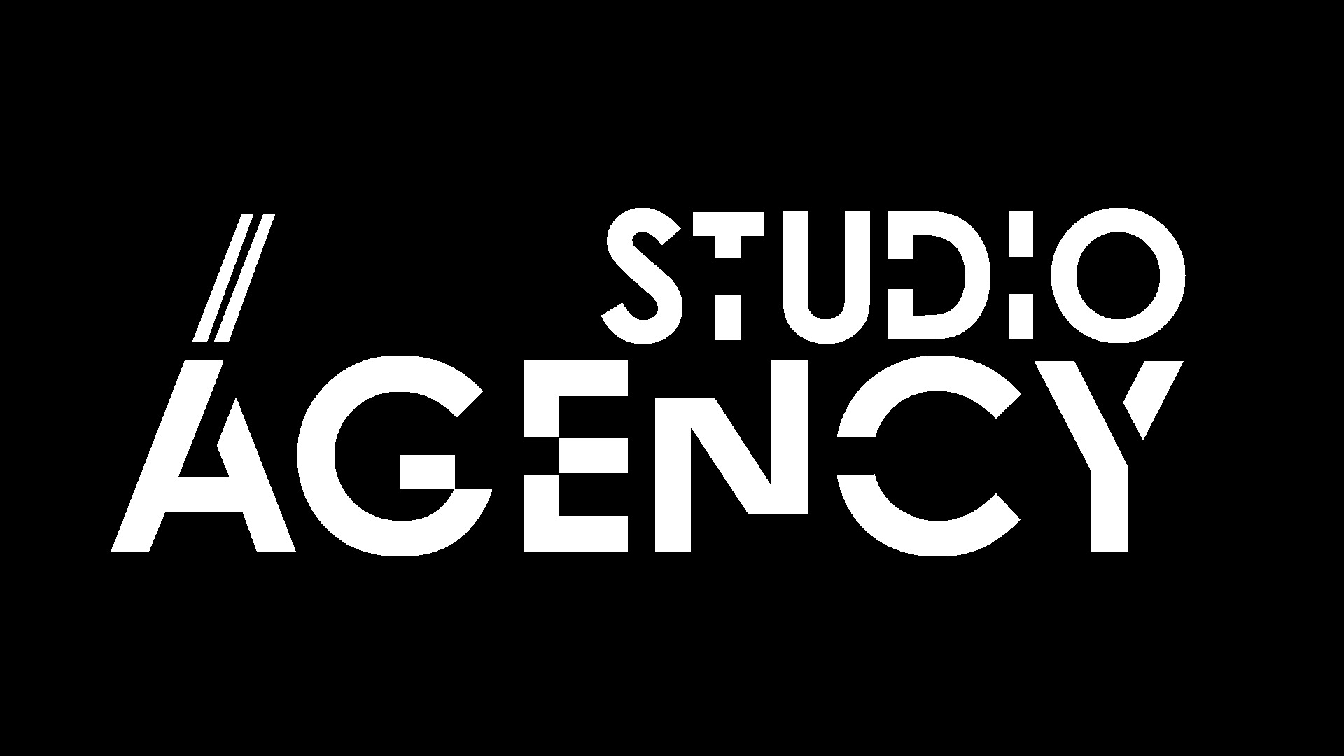 Minimalistyczne białe logo 'Studio Agency' na czarnym tle, z ukośnymi kreskami i charakterystyczną literą 'G'.