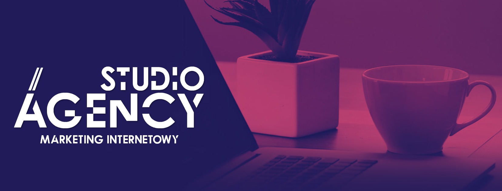 Biurko z laptopem, filiżanką i rośliną w doniczce, obok logo studia marketingowego w kolorach fioletu i różu.