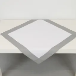 Serweta poliestrowa, plamoodporna, obszyta ozdobnym zakładem na indywidualne zamówienie restauracji.