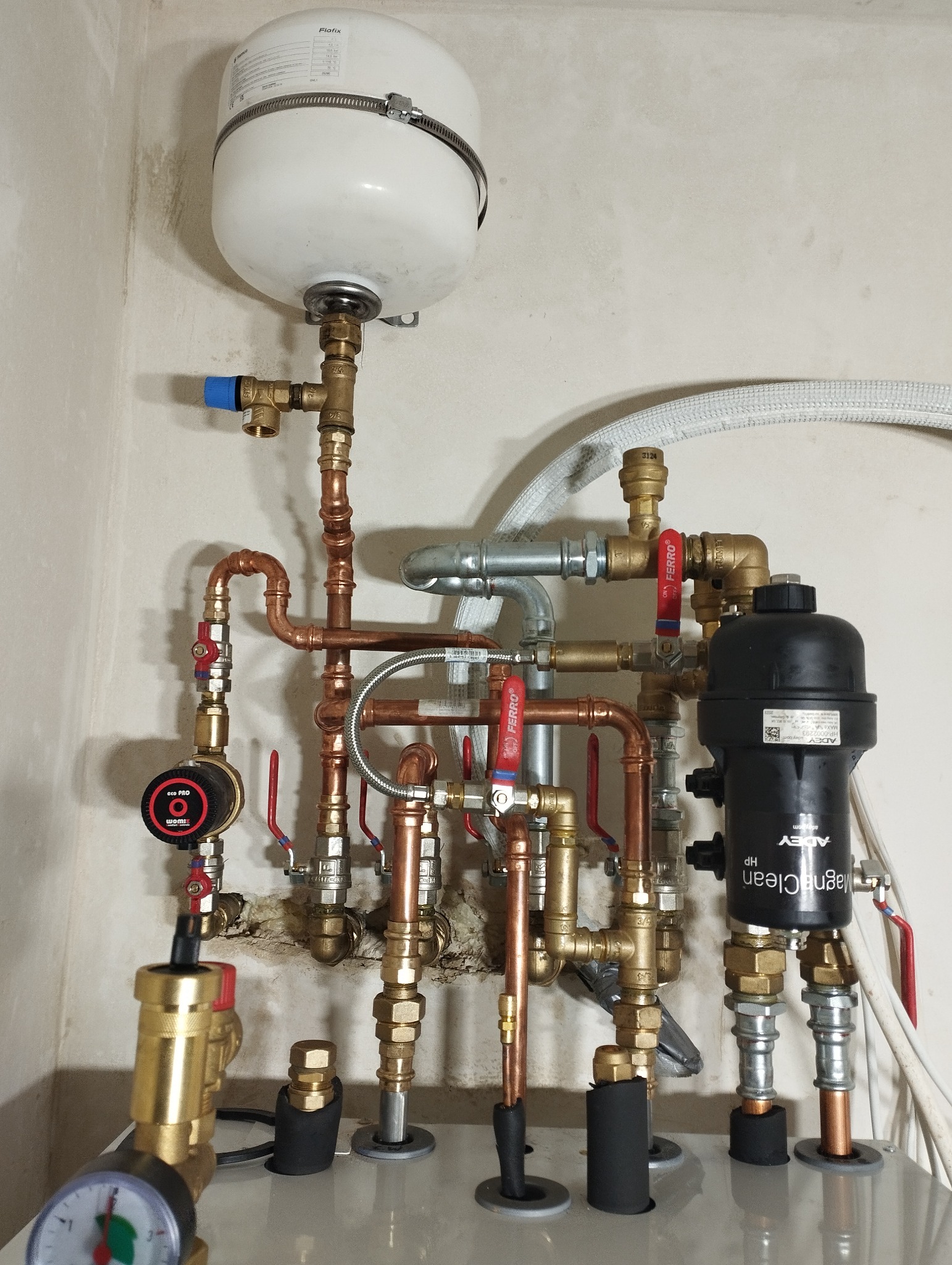Kompleksowa instalacja hydrauliczna z zbiornikiem wyrównawczym, pompą obiegową Womix Eco Pro, filtrem magnetycznym Adey MagnaClean HP, rurami miedzianymi i zaworami Ferro, zamontowana przy ścianie...