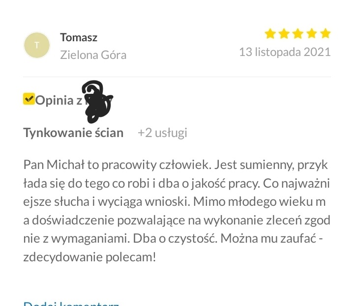 Zrzut ekranu pozytywnej opinii klienta 'Tomasz' z Zielonej Góry z 13 listopada 2021 roku, oceniającej usługę 'Tynkowanie ścian' na pięć gwiazdek, podkreślającej pracowitość, sumienność i dbałość...