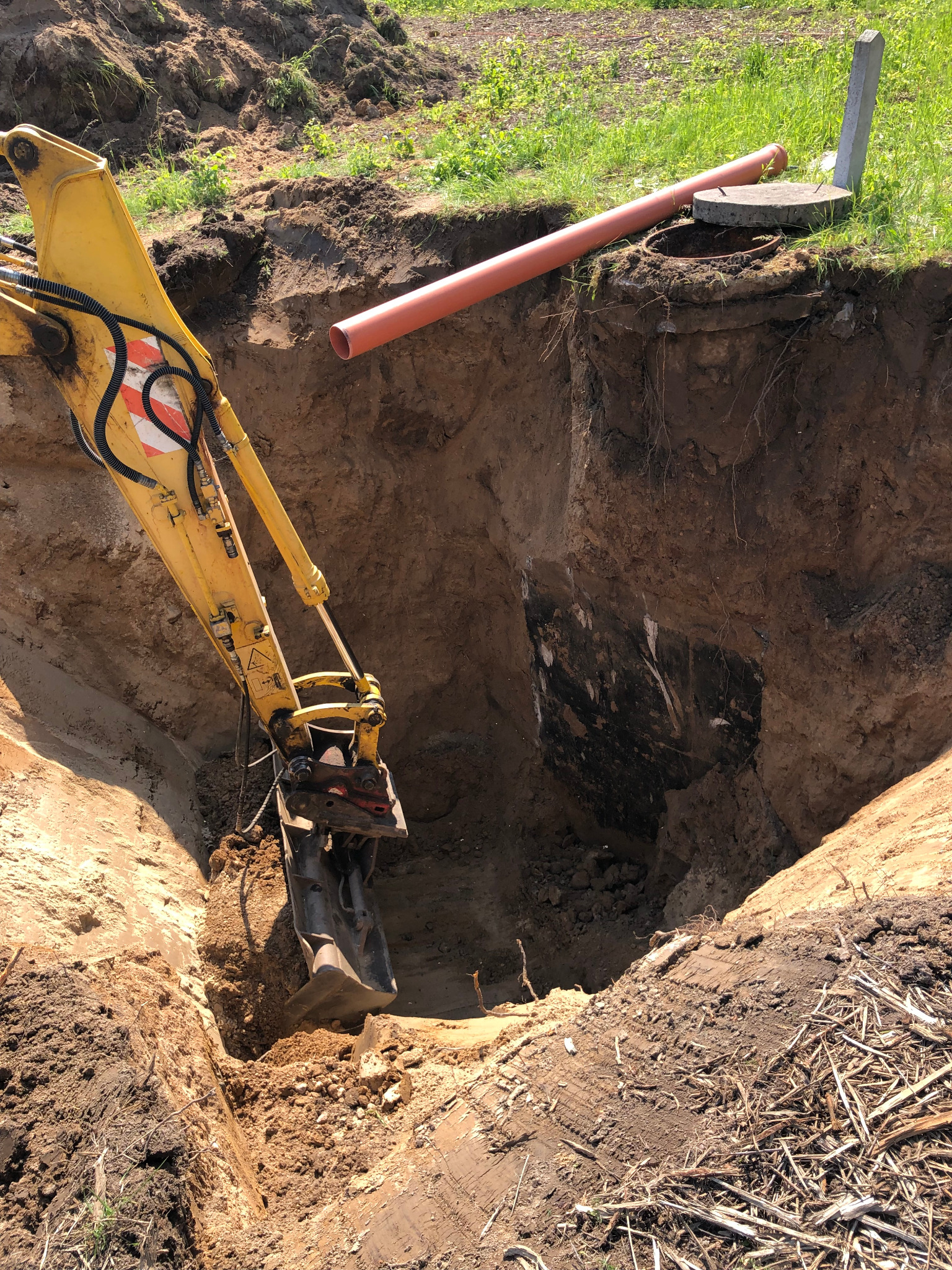 Wpięcie kanalizacji do studni na głębokości 5 metrów