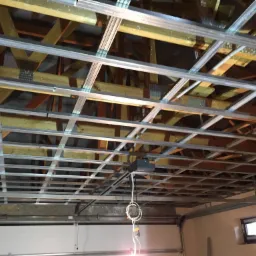 Prawidłowo wykonany stelarz przed upychaniem wełny.