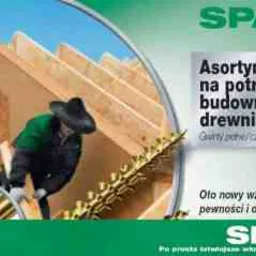 Reklama wkrętów konstrukcyjnych SPAX na tle drewnianej konstrukcji dachu w trakcie montażu przez dekarza.