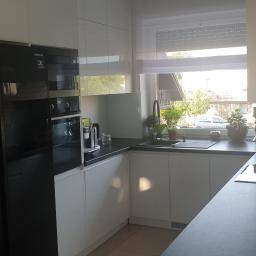 Wykonanie kuchni na wymiar ze stanu developerskiego.
Meble, podłoga, prądy, malowanie.