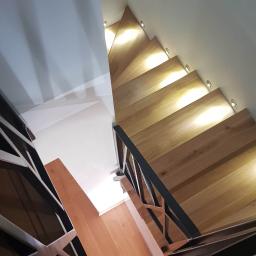 Wykonanie schodów z balustradami.