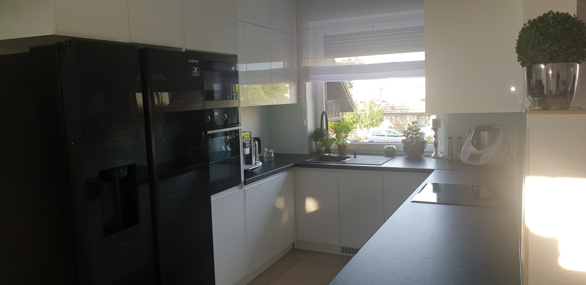 Wykonanie kuchni na wymiar ze stanu developerskiego. Meble, podłoga, prądy, malowanie.