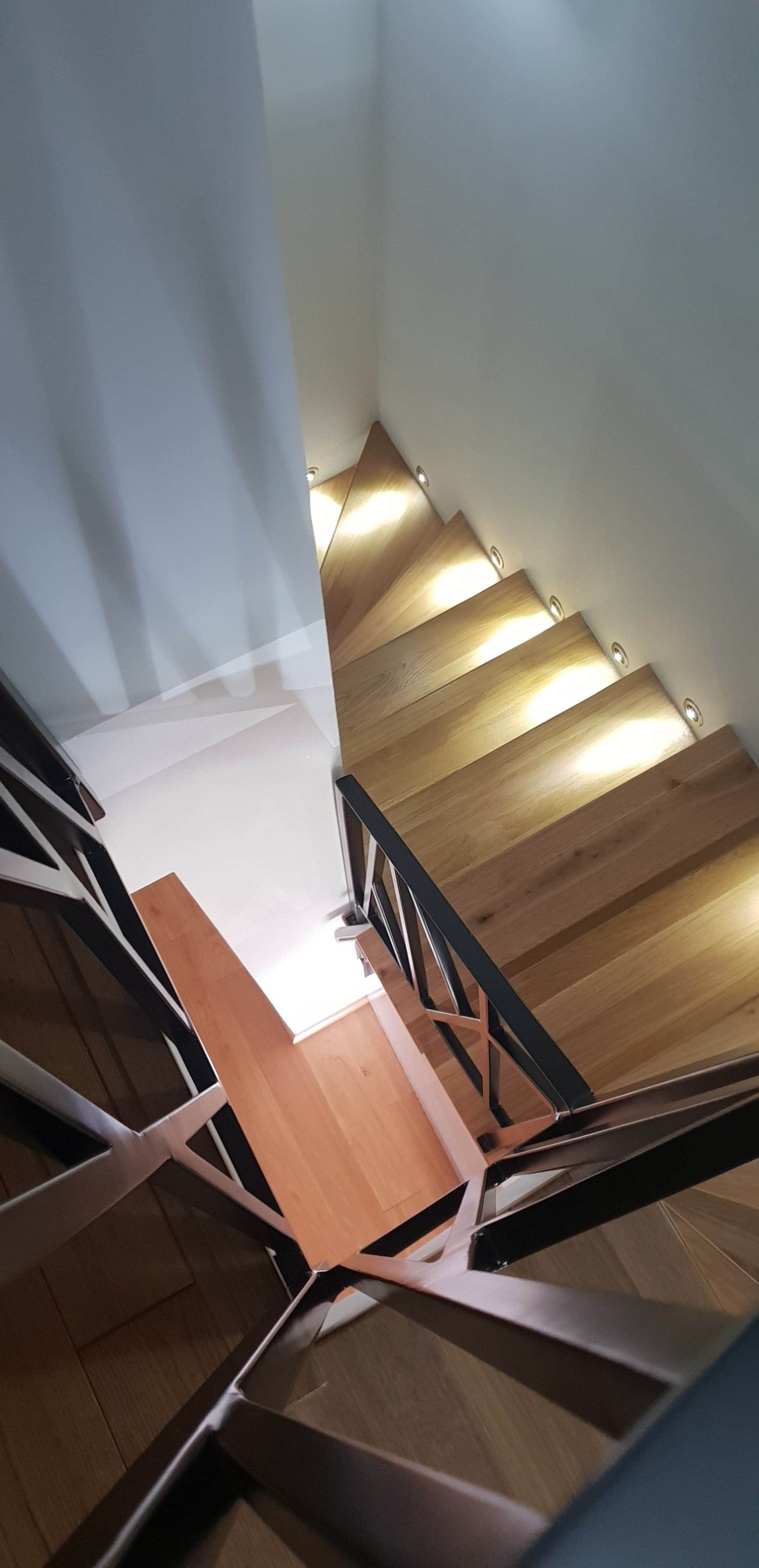 Wykonanie schodów z balustradami.