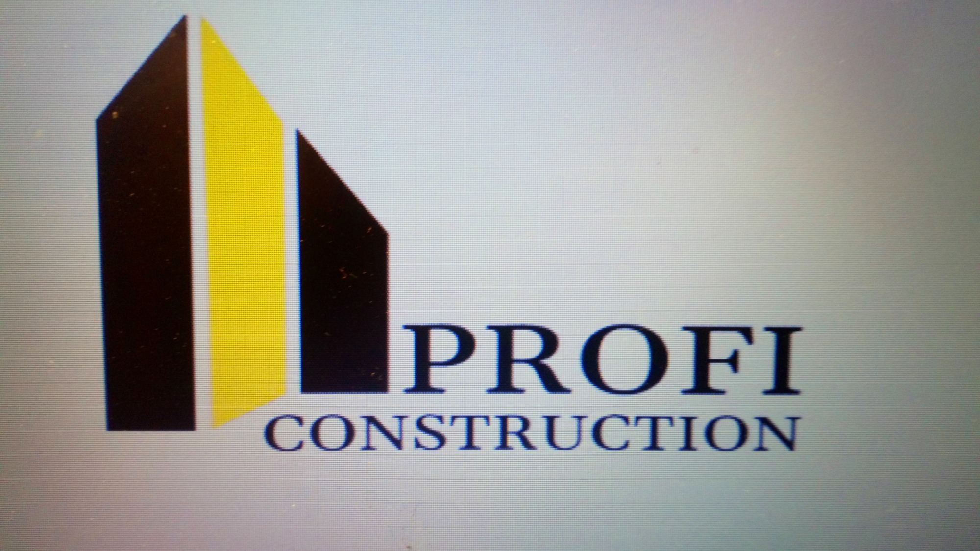 Logo firmy budowlanej Profi Construction z abstrakcyjnym symbolem budynku w kolorach czarnym i żółtym.