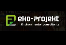 Logo firmy Eko-Projekt, environmental consultants, z zielonym elementem graficznym przypominającym literę 'P' na czarnym tle z widocznymi elementami instalacji przemysłowej w tle.