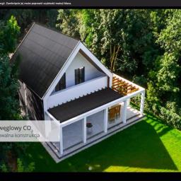 przykładowy dom z dachem fotowoltaicznym gdzie całość jest pokryta panelami fotowoltaicznymi + panele imitujące, dla efektu szklanego dachu