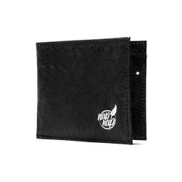 Napnap Justyna Napiórkowska - Czarny, teksturowany portfel z białym logo 'nap nap' w prawym dolnym rogu, widoczny na białym tle.