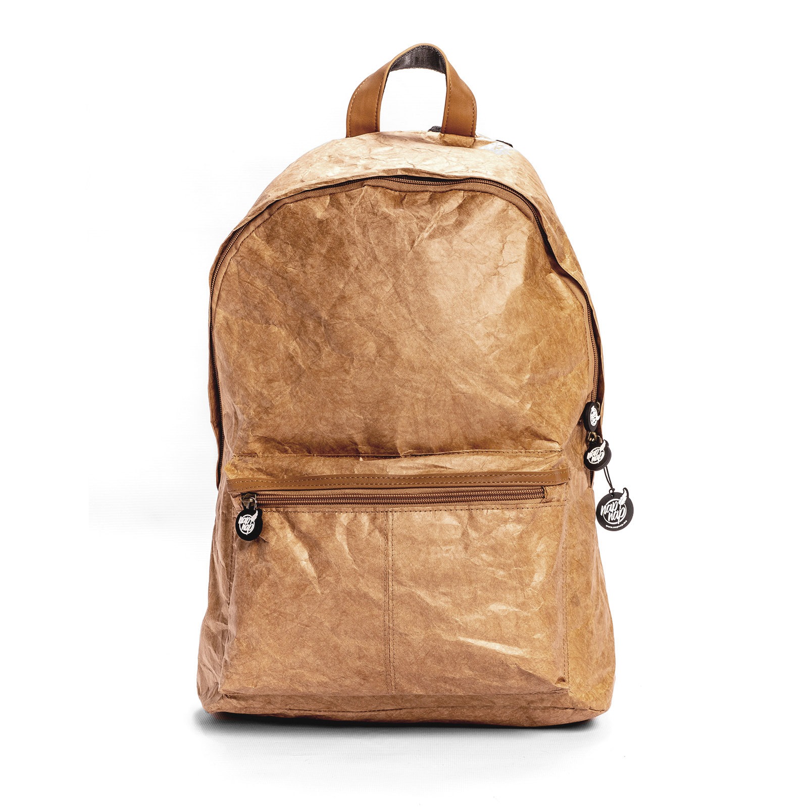 Plecak o fakturze papieru w kolorze brązowym, z widocznym przednim zamkiem i zawieszkami z logo na białym tle.