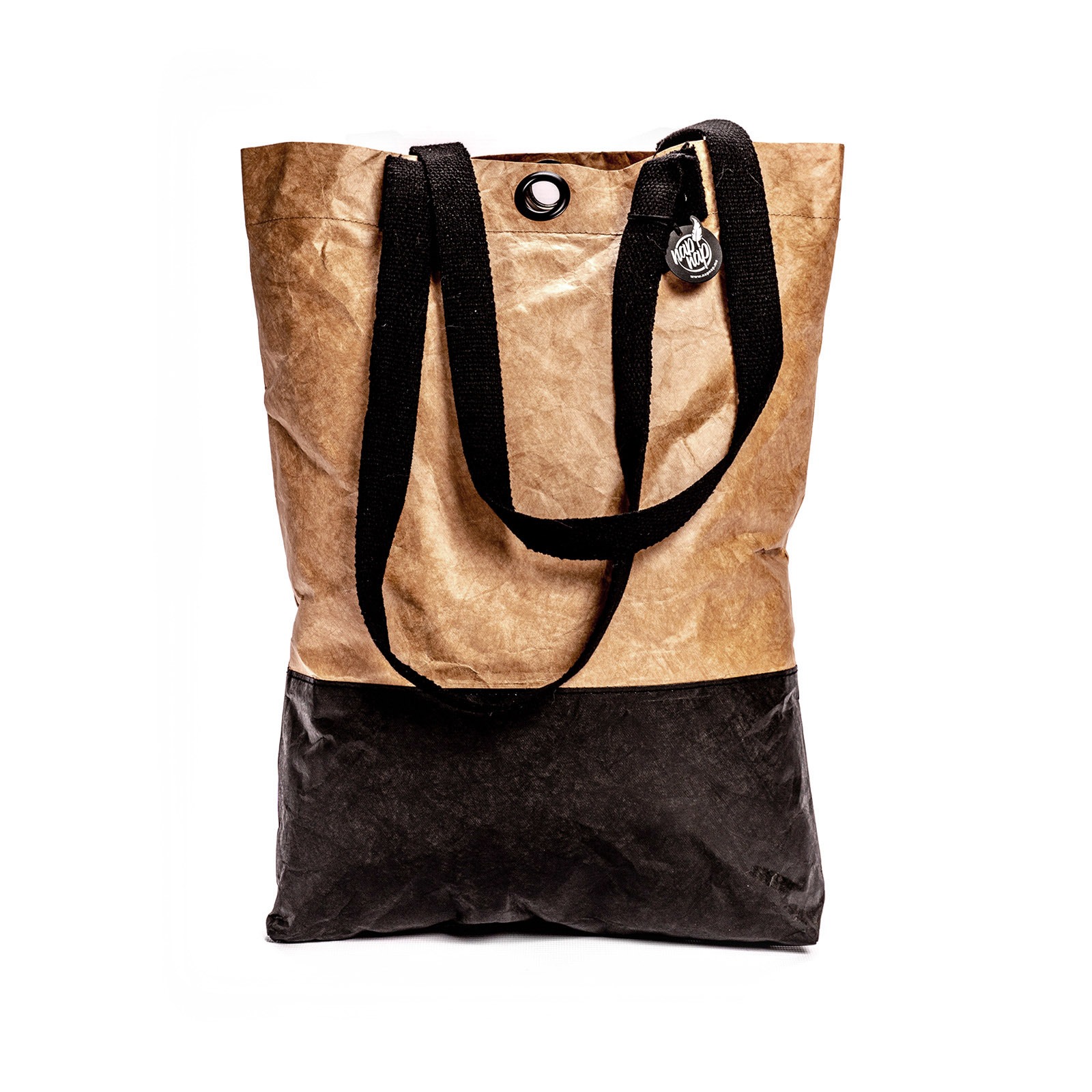Brązowo-czarna torba na zakupy z papieru z czarnymi uchwytami na białym tle, widoczny okrągły metalowy otwór i mała metka z logo.