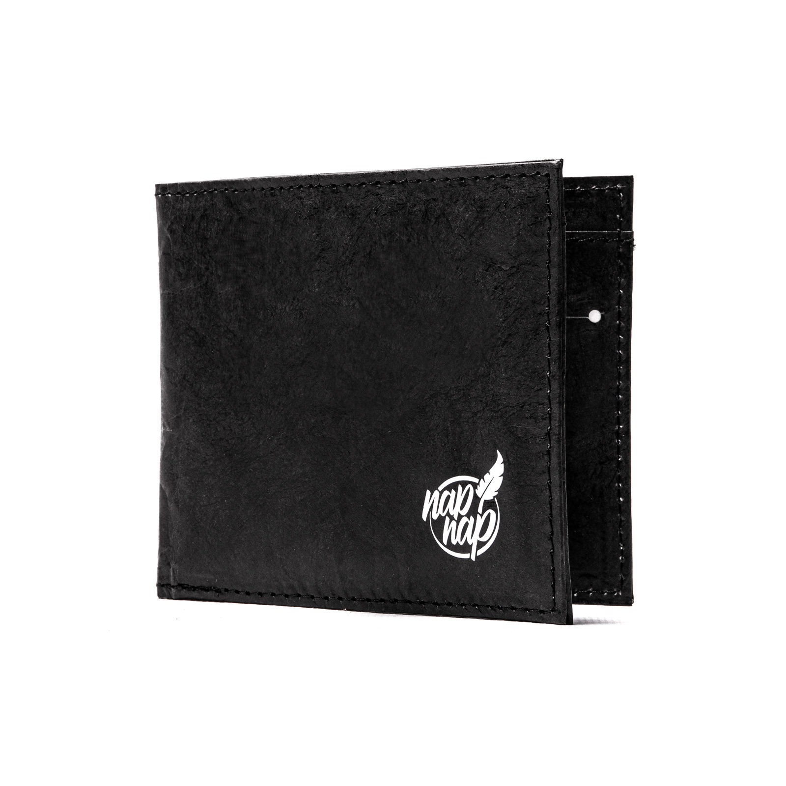 Czarny, teksturowany portfel z białym logo 'nap nap' w prawym dolnym rogu, widoczny na białym tle.