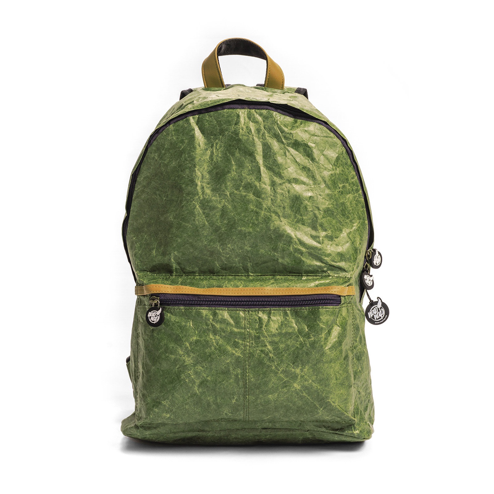 Plecak w kolorze zieleni butelkowej wykonany z materiału przypominającego pomięty papier, z czarnymi zamkami i beżowymi akcentami, zawieszki z logo marki przy zamkach.