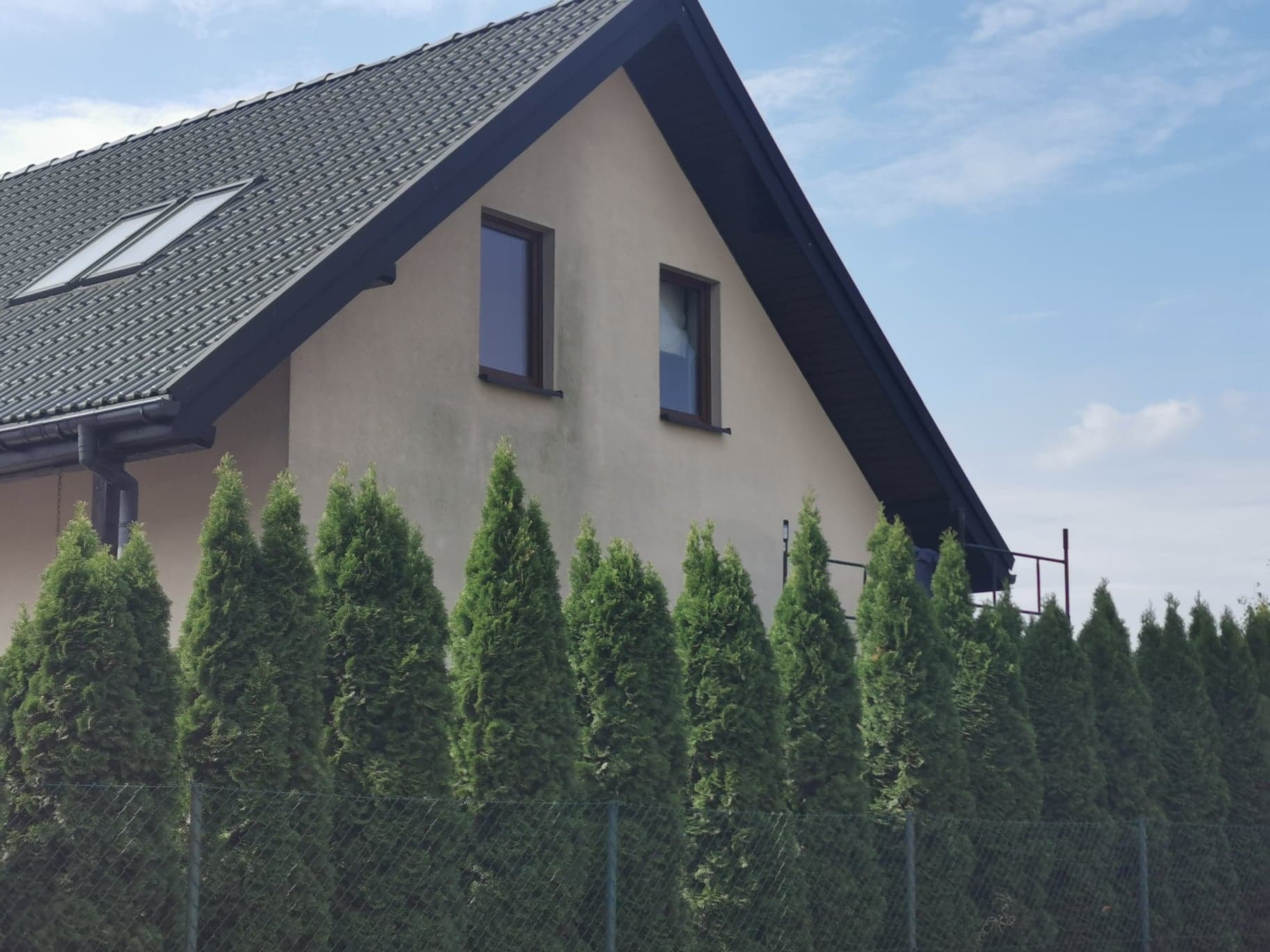 Porównanie efektu prac polegających na czyszczeniu elewacji akrylowej