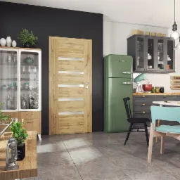 Jasne, drewniane skrzydło z czterema poziomymi przeszkleniami w nowoczesnej kuchni z zieloną lodówką Smeg i szarą zabudową.