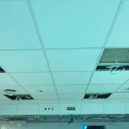 Sufit typu Armstrong w biurowcu na Batorego 2