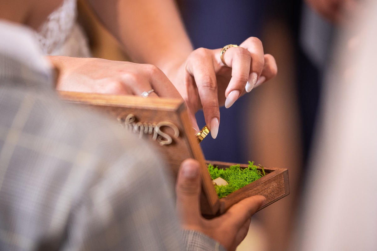 Sekundy przed założeniem obrączki...