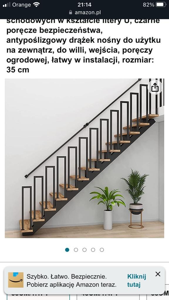 Schody z drewnianymi stopniami i czarną metalową konstrukcją, minimalistyczny design, widoczne dwie rośliny doniczkowe w tle, jasne wnętrze.