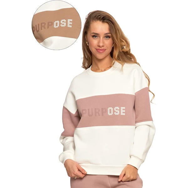 Kobieta prezentuje bluzę z napisem 'PURPOSE', z detalami produktu pokazanymi w powiększeniu w lewym górnym rogu, na białym tle.