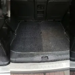 Trzy kadry bagażnika samochodu przed i po czyszczeniu, widoczne różnice w czystości dywanika, z podpisami 'przed czyszczeniem' i 'po czyszczeniu'.