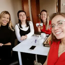 Tworzymy zgrany, energiczny zespół z doświadczeniem i wykształceniem filologicznym. Wśród nas są też nosiciele języka.