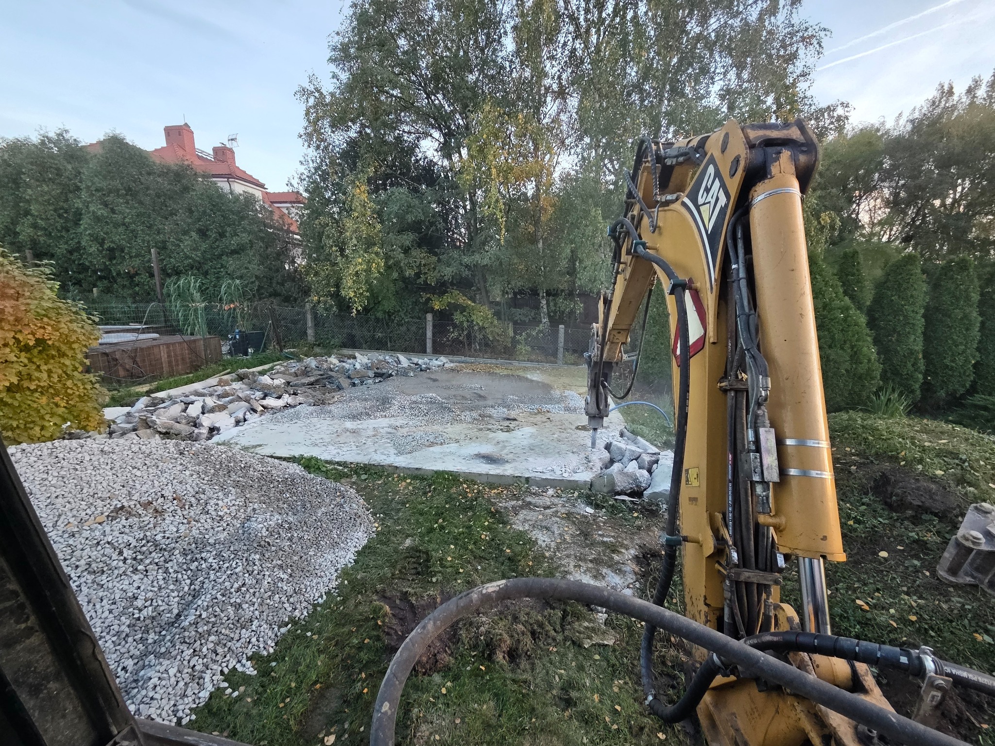 Kucie betonu . Usługa mlotem hydraulicznym