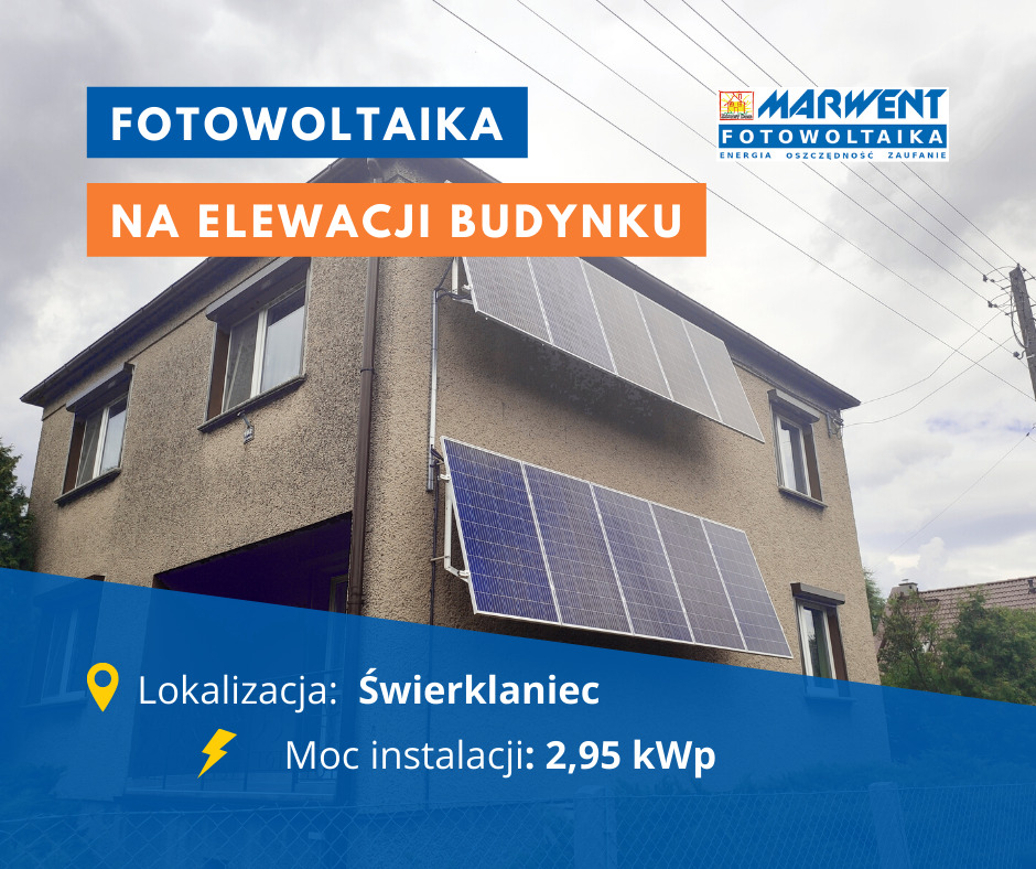 Instalacja paneli słonecznych na elewacji dwupiętrowego domu w Świerklańcu. Widoczne dwa zestawy paneli, umieszczone jeden nad drugim. U góry logo firmy Marwent.