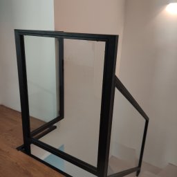 Balustrada stalowa z wypełnieniem szklanym 