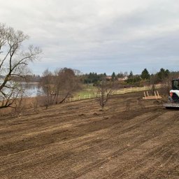 Mulczowanie terenu nad jeziorem, niwelacja terenu, montaż ogrodzenia i bramy