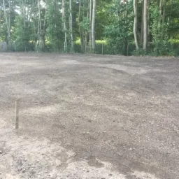 Realizacja- niwelacja terenu-przygotowanie terenu pod trawnik.