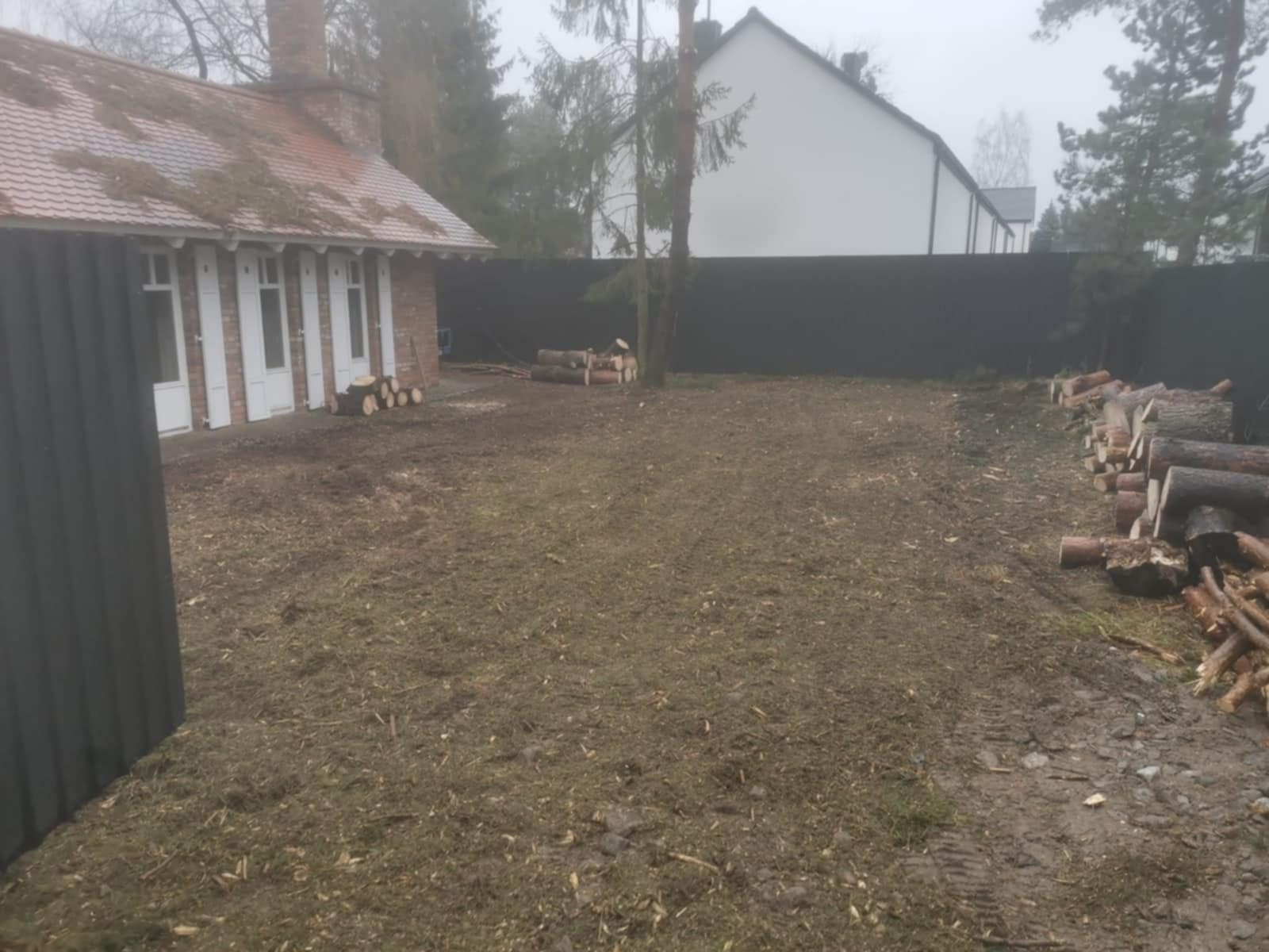 Wycinka drzew duże sosny, mulczowanie, niwelacja terenu