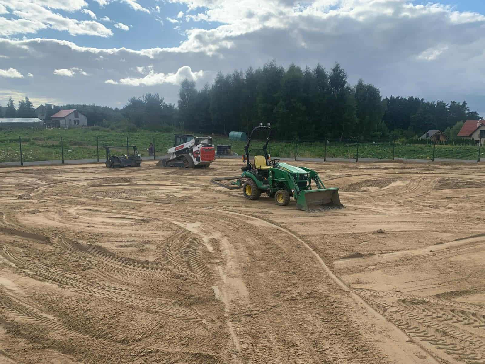 Mulczowanie terenu, niwelacja terenu, montaż ogrodzenia panelowego