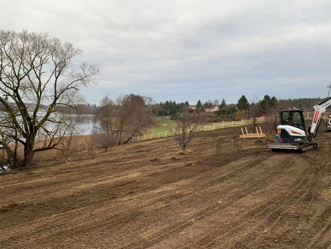 Mulczowanie terenu nad jeziorem, niwelacja terenu, montaż ogrodzenia i bramy