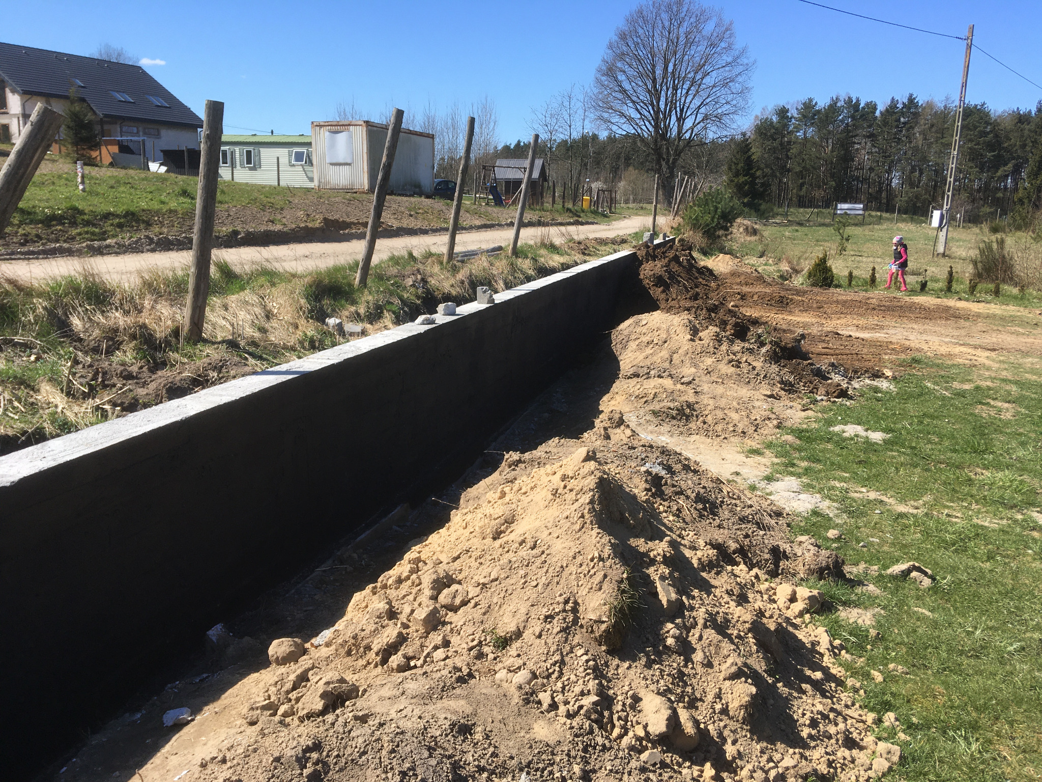 Wykop pod fundament ogrodzenia