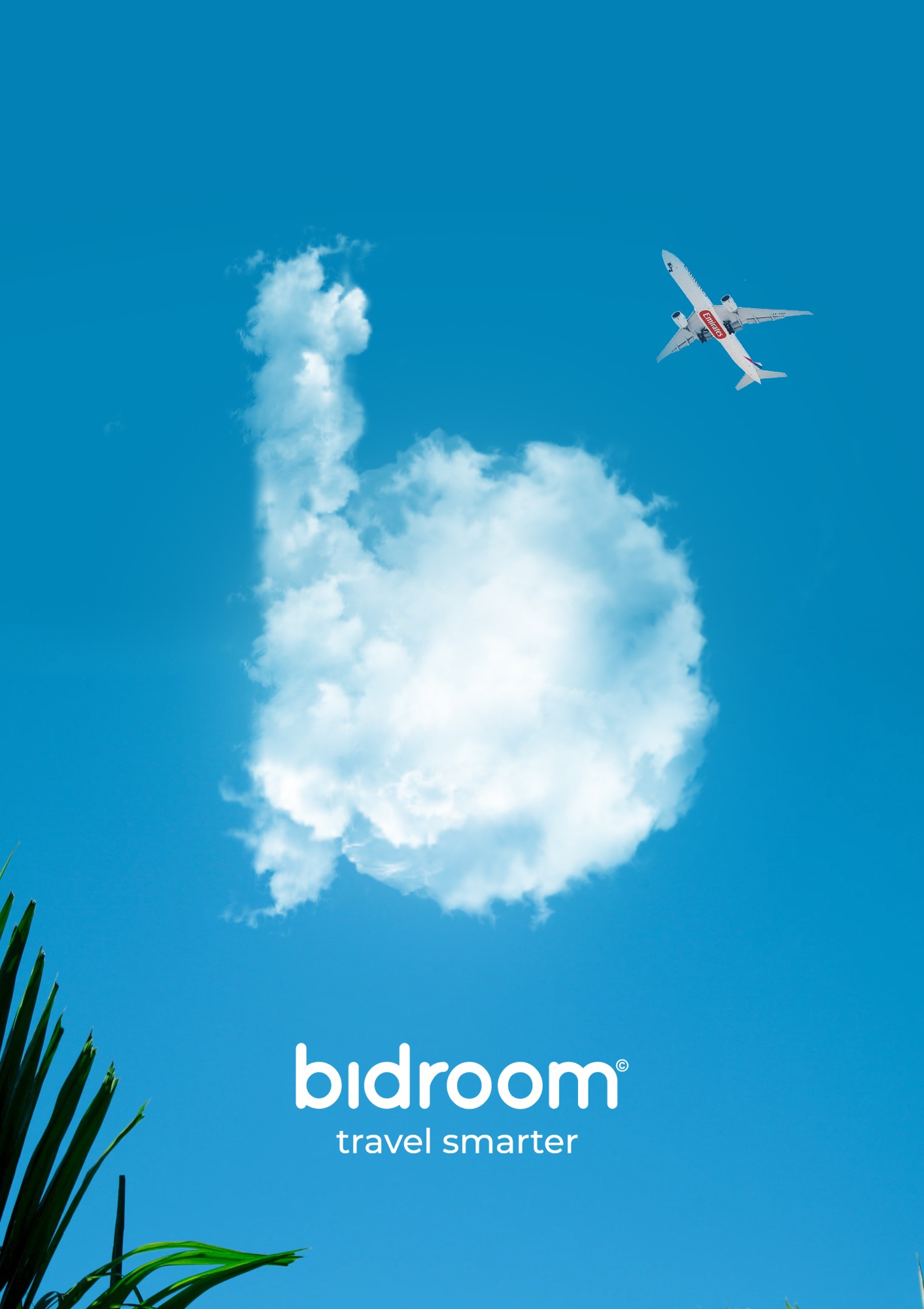 Projekt plakatu z chmurą w kształcie litery 'b' i lecącym samolotem na tle błękitnego nieba, w dolnej części logo firmy 'bidroom' i hasło 'travel smarter', w lewym dolnym rogu widoczne liście palmy.