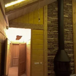 Wnętrze domu z drewnianą boazerią, kamienną ścianą z kominkiem i widokiem na otwarte drzwi wewnętrzne.