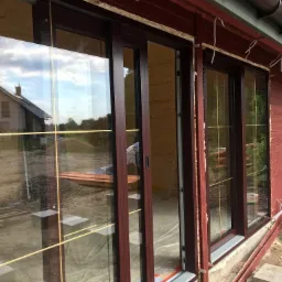 Adaptacja garażu na domek letniskowy - Montaż suwanek Smart Slide, Aluplast