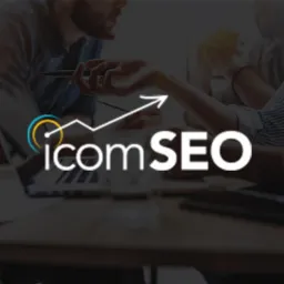 Logo firmy iComSEO na tle zespołu w biurze podczas prezentacji wzrostu, ze strzałką skierowaną ku górze.